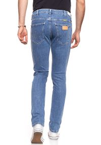 Wrangler - WRANGLER SPODNIE MĘSKIE RETRO TAPERED STRETCH MID W1P8FK054. Stan: obniżony. Wzór: aplikacja. Styl: retro #5