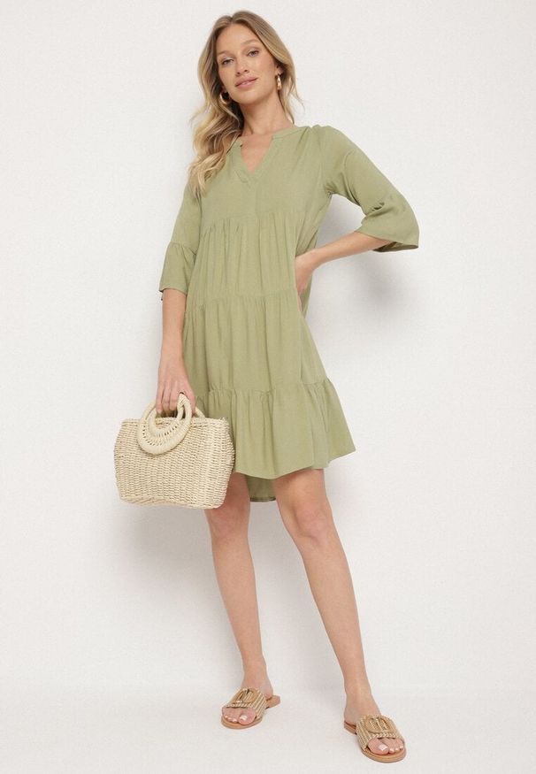 Born2be - Zielona Rozkloszowana Sukienka z Wiskozy z Falbanami Izleia. Okazja: na co dzień. Kolor: zielony. Materiał: wiskoza. Styl: elegancki, casual