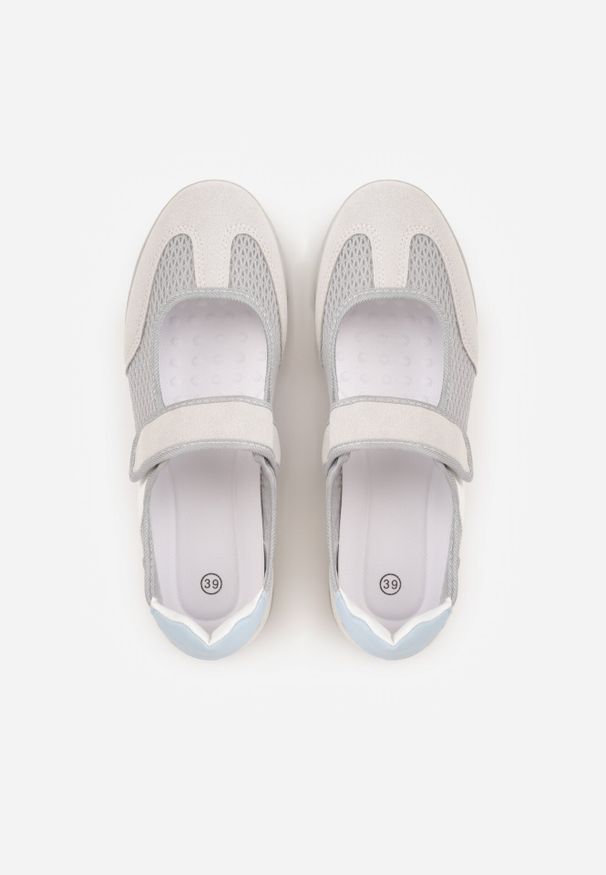 Born2be - Szare Tenisówki w Stylu Balerinek z Napisem Emitanela. Okazja: na co dzień. Zapięcie: rzepy. Kolor: szary. Materiał: jeans. Wzór: napisy. Styl: casual, sportowy