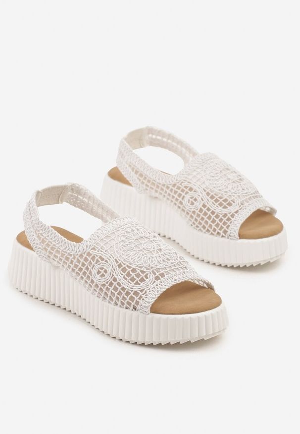 Renee - Białe Ażurowe Sandały na Grubej Podeszwie z Tłoczeniami Tanarila. Okazja: na spacer. Kolor: biały. Materiał: jeans. Wzór: ażurowy. Sezon: lato