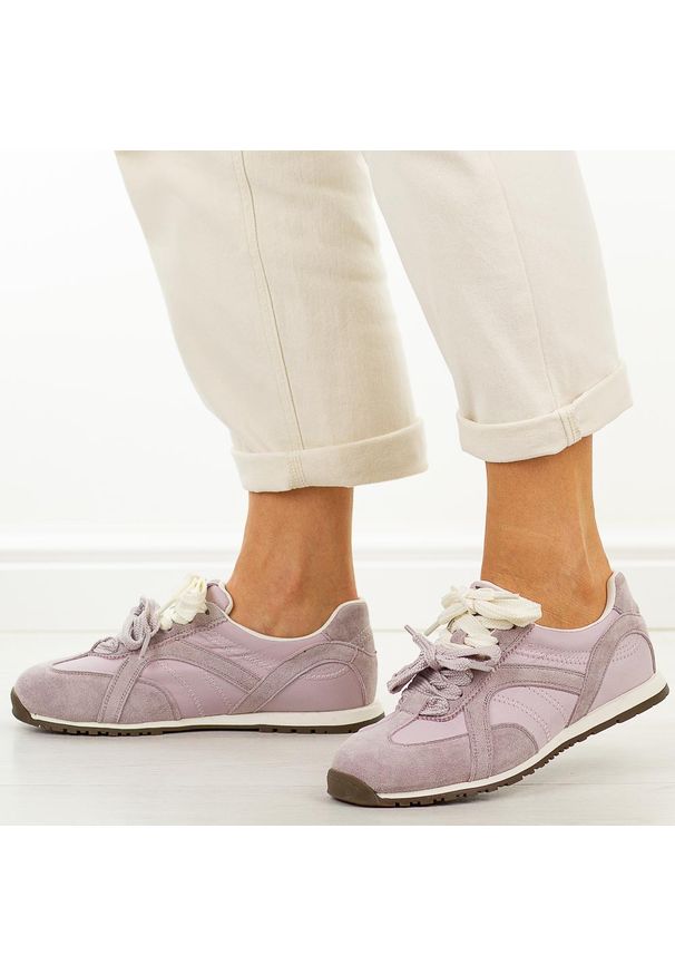 Fioletowe skórzane półbuty damskie Vinceza 86427. Okazja: na spacer, na co dzień. Nosek buta: okrągły. Zapięcie: sznurówki. Kolor: fioletowy. Materiał: tkanina, skóra, nubuk. Szerokość cholewki: normalna. Sezon: wiosna, jesień, lato. Styl: casual, elegancki, sportowy, klasyczny