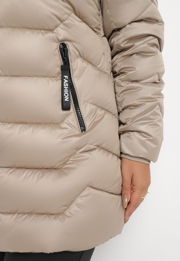 Born2be - Beżowa Kurtka z Kapturem i Sztucznym Futerkiem Zapinana na Suwak Caitin. Okazja: na co dzień. Typ kołnierza: kaptur. Kolekcja: plus size. Kolor: beżowy. Materiał: futro. Styl: casual, klasyczny