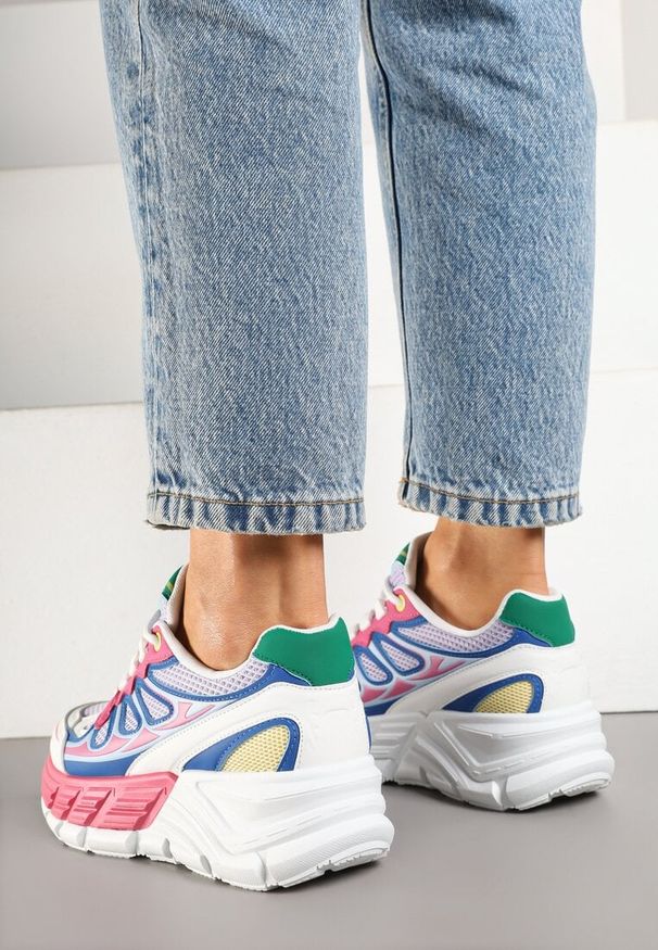 Born2be - Fuksjowe Sneakersy w Streetwearowym Stylu na Grubej Podeszwie z Tłoczeniami Siltewi. Okazja: na co dzień. Nosek buta: okrągły. Zapięcie: sznurówki. Kolor: różowy. Materiał: jeans