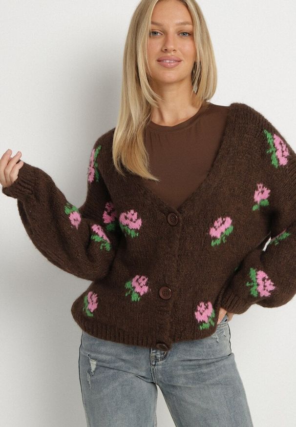 Born2be - Brązowy Kardigan Oversize z Domieszką Wełny w Kwiatowy Wzór Nelenea. Okazja: na co dzień. Typ kołnierza: dekolt w serek. Kolor: brązowy. Materiał: wełna. Wzór: kwiaty. Styl: casual