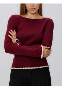 Reserved - Sweter z ozdobnym wykończeniem - bordowy. Kolor: czerwony. Materiał: dzianina, wiskoza #1