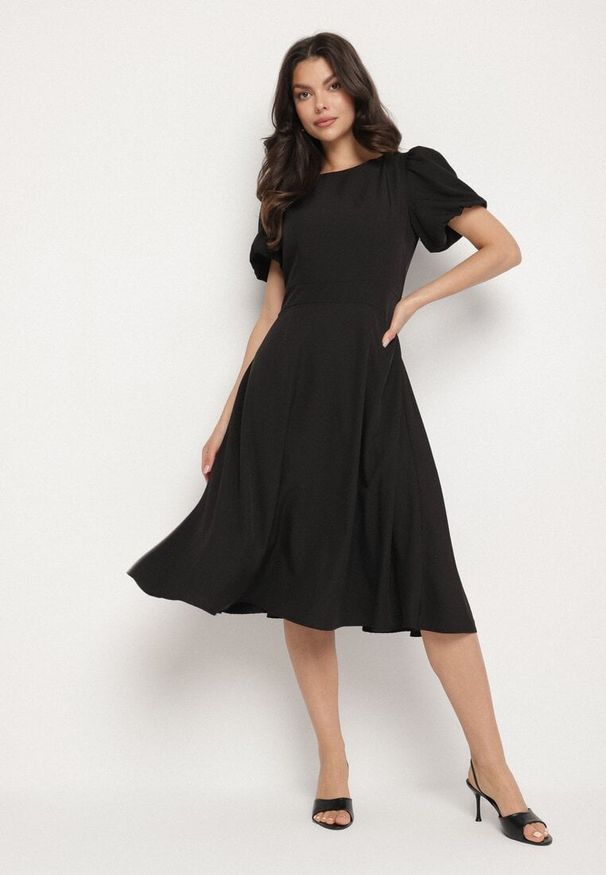 Born2be - Czarna Sukienka Vices o Rozkloszowanym Kroju z Odpinanym Kwiatem 3D Rallarea. Kolor: czarny. Wzór: kwiaty. Sezon: wiosna, lato