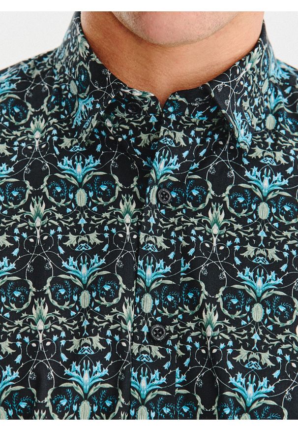 Pako Lorente - PAKO LORENTE - Czarna koszula w turkusowe kwiaty. Kolor: wielokolorowy, turkusowy, czarny. Materiał: bawełna, elastan. Długość rękawa: długi rękaw. Długość: długie. Wzór: kwiaty