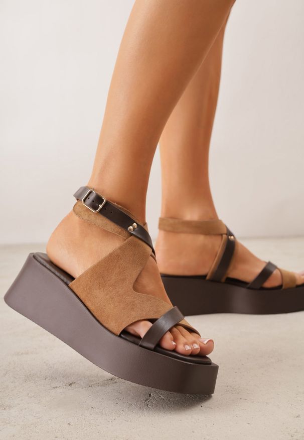 Renee - Brązowe Sandały na Platformie i Koturnie z Geometryczną Cholewką i Nitami Amanome. Zapięcie: sprzączka. Kolor: brązowy. Wzór: geometria. Sezon: wiosna, lato. Obcas: na koturnie