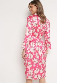 Born2be - Fuksjowa Koszulowa Sukienka Zapinana na Guziki z Materiałowym Paskiem w Talii Blinesta. Okazja: na co dzień. Kolor: różowy. Materiał: materiał. Długość rękawa: długi rękaw. Wzór: kwiaty. Typ sukienki: koszulowe. Styl: casual, elegancki #5