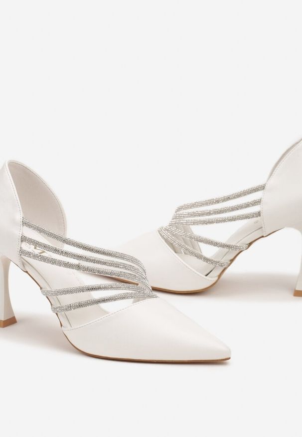 Born2be - Białe Eleganckie Szpilki z Cyrkoniowymi Paskami Ettara. Okazja: na co dzień, na imprezę, na spotkanie biznesowe. Zapięcie: pasek. Kolor: biały. Obcas: na szpilce. Styl: elegancki. Wysokość obcasa: średni