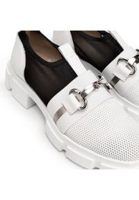 Wittchen - Damskie mokasyny chunky skórzane biało-czarne. Nosek buta: okrągły. Zapięcie: bez zapięcia. Kolor: biały, wielokolorowy, czarny. Materiał: skóra. Wzór: ażurowy, aplikacja. Obcas: na platformie. Styl: klasyczny #5