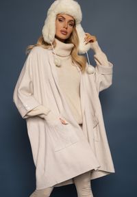 Renee - Jasnobeżowy Kardigan Bez Zapięć Ozdobiony Guzikami i Wsuwanymi Kieszeniami Asindra. Okazja: na co dzień. Kolor: beżowy. Materiał: jeans. Wzór: aplikacja. Styl: elegancki, casual #4