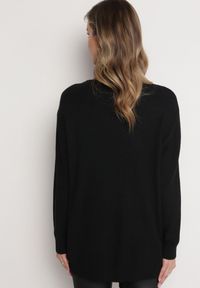 Born2be - Czarny Klasyczny Sweter z Długim Rękawem Darissa. Kolor: czarny. Materiał: tkanina, dzianina. Długość rękawa: długi rękaw. Długość: długie. Styl: klasyczny