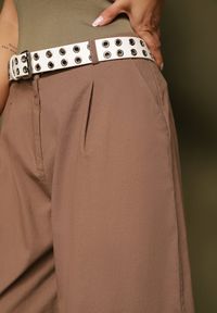 Renee - Jasnobrązowe Szerokie Spodnie High Waist z Bawełny z Dołączonym Ozdobnym Łańcuszkiem Romira. Stan: podwyższony. Kolor: brązowy. Materiał: bawełna. Styl: elegancki