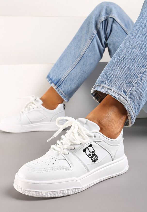 Born2be - Białe Sneakersy z Ekoskóry na Grubej Podeszwie z Naszywką i Sznurowaniem Irveta. Kolor: biały. Materiał: jeans. Wzór: aplikacja