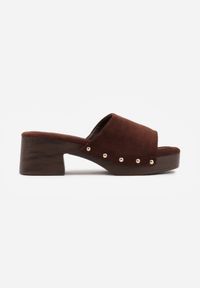 Born2be - Brązowe Klapki Drewniaki na Słupku Zdobione Nitami Hilencja. Okazja: na co dzień. Kolor: brązowy. Materiał: zamsz, len. Wzór: aplikacja. Obcas: na słupku. Styl: casual, boho #8