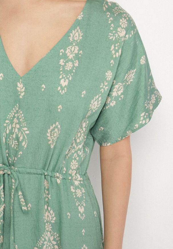 Born2be - Zielona Sukienka Rozkloszowana z Wiskozą w Boho Wzór z Falbaną Turaline. Typ kołnierza: kołnierz z falbankami. Kolor: zielony. Materiał: wiskoza. Sezon: lato. Typ sukienki: rozkloszowane. Styl: boho