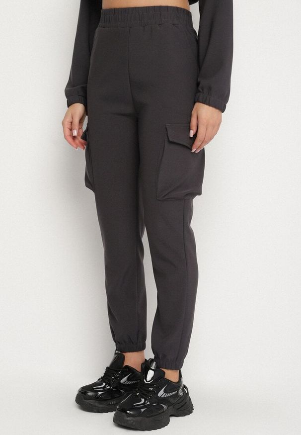 Born2be - Ciemnoszary Komplet Dresowy w Stylu Cargo Bluza na Suwak i Joggery Sitene. Kolor: szary. Materiał: dresówka. Sport: turystyka piesza
