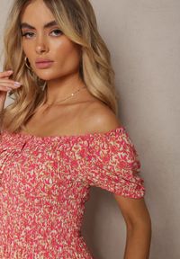 Renee - Fuksjowa Rozkloszowana Sukienka Bawełniana w Kwiaty z Hiszpańskim Dekoltem Xallona. Kolor: różowy. Materiał: bawełna. Długość rękawa: krótki rękaw. Wzór: kwiaty. Sezon: lato, wiosna #3