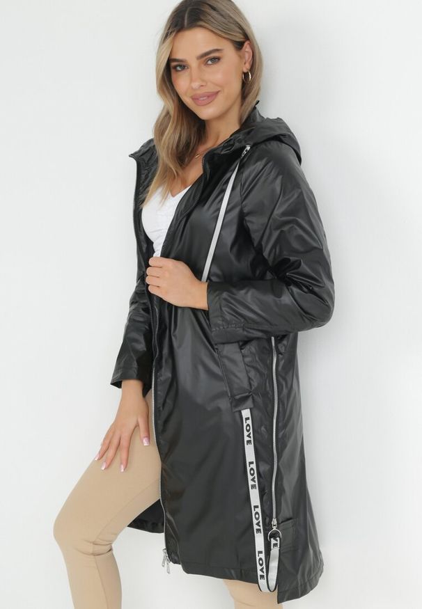 Born2be - Czarny Płaszcz za Kolano z Kapturem Katine. Typ kołnierza: kaptur. Kolor: czarny. Długość: długie. Wzór: nadruk, aplikacja. Styl: elegancki