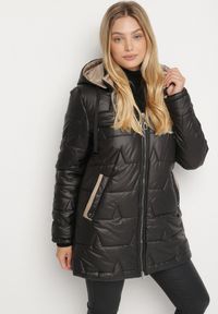 Born2be - Czarna Pikowana Kurtka o Prostym Kroju z Kapturem Nileria. Okazja: na spotkanie biznesowe, do pracy, na co dzień. Typ kołnierza: kaptur. Kolekcja: plus size. Kolor: czarny. Materiał: poliester, dzianina, jeans. Styl: biznesowy, casual