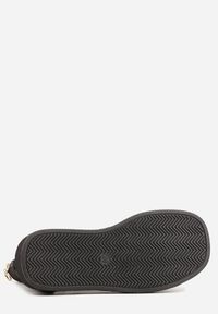 Renee - Czarne Sandały Typu Botki Ozdobione Metaliczną Klamrą z Przodu Adrasaia. Zapięcie: klamry. Kolor: czarny. Wzór: aplikacja. Sezon: lato #7