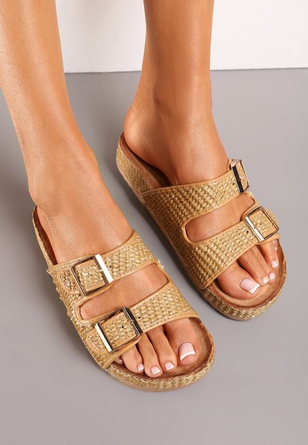 Renee - Beżowe Klapki z Plecionki z Dwiema Metalicznymi Klamerkami Aidron. Okazja: na spacer. Kolor: beżowy. Sezon: lato. Styl: wakacyjny