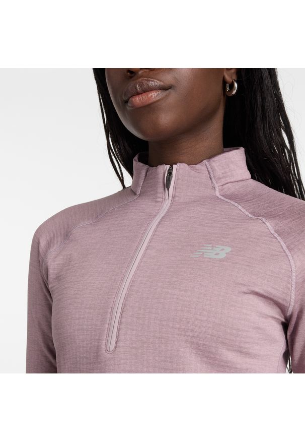 Bluza damska New Balance WT43200IWH – różowa. Kolor: różowy. Materiał: skóra, dresówka, poliester, materiał, tkanina. Wzór: aplikacja. Styl: sportowy