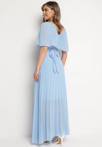 Born2be - Niebieska Sukienka Plisowana z Szeroką Falbaną Przy Dekolcie Dinara. Kolor: niebieski. Styl: wizytowy. Długość: maxi #5