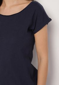Born2be - Granatowy Bawełniany T-shirt w Klasycznym Stylu Raliessa. Okazja: na co dzień. Kolor: niebieski. Materiał: bawełna. Sezon: lato, wiosna. Styl: klasyczny #5