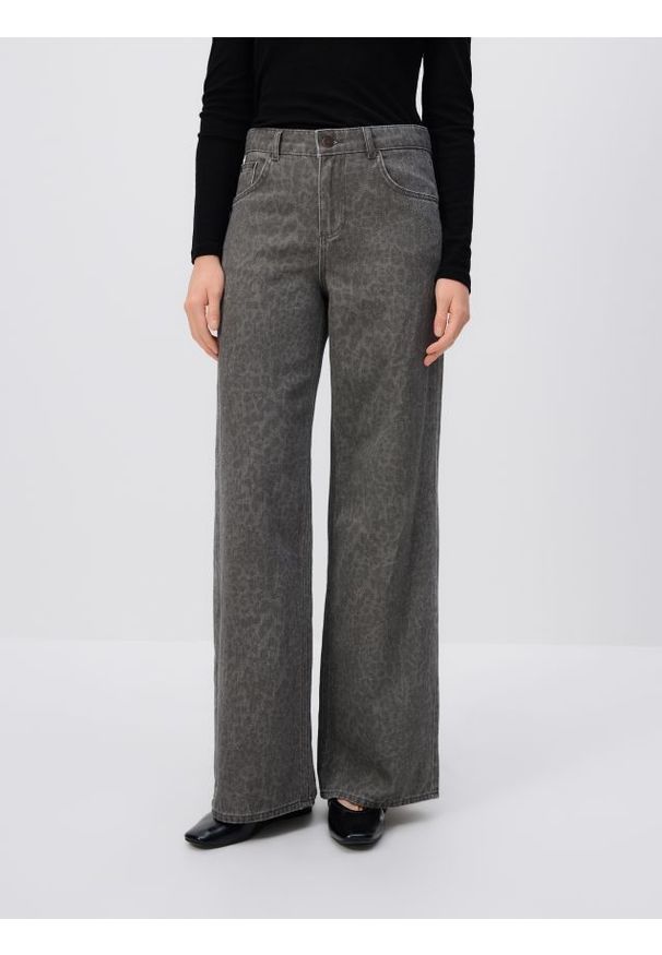 Reserved - Jeansy baggy fit w panterkę - szary. Kolor: szary. Materiał: jeans. Wzór: motyw zwierzęcy