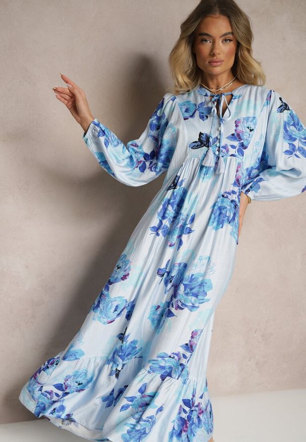 Renee - Niebieska Sukienka z Wiskozą o Rozkloszowanym Kroju w Kwiatowy Print Ridiorielle. Okazja: na co dzień. Kolor: niebieski. Materiał: wiskoza. Długość rękawa: długi rękaw. Wzór: kwiaty, nadruk. Typ sukienki: proste. Styl: casual