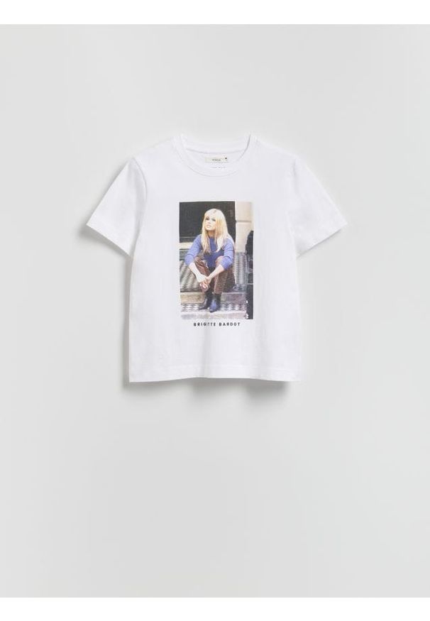 Reserved - T-shirt Brigitte Bardot - biały. Kolor: biały. Materiał: bawełna, dzianina. Wzór: gładki