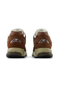 Sneakersy unisex New Balance M2002RFF. Kolor: brązowy. Materiał: guma, skóra. Szerokość cholewki: normalna #6
