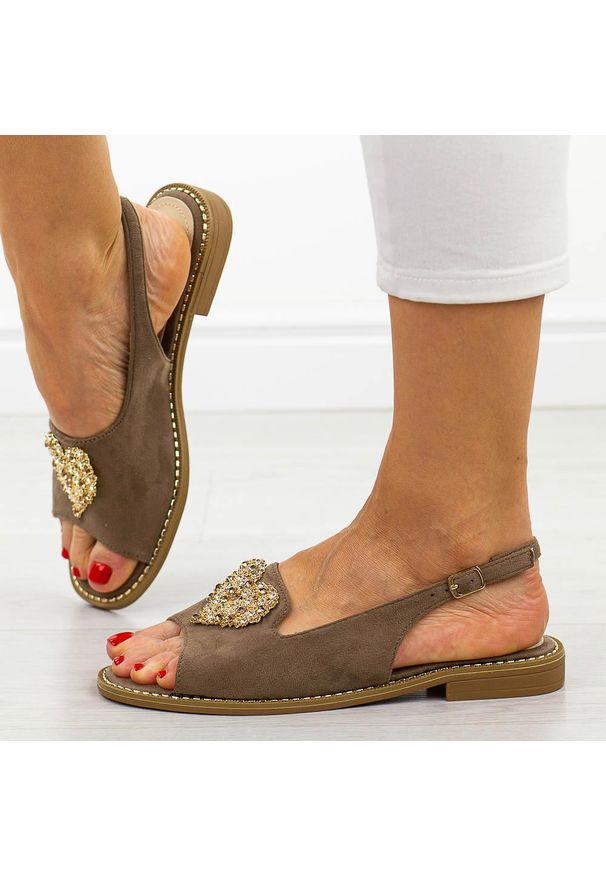 Taupe płaskie sandały damskie S.Barski 018. Zapięcie: sprzączka. Materiał: zamsz. Wzór: aplikacja. Sezon: wiosna, lato. Styl: klasyczny, elegancki