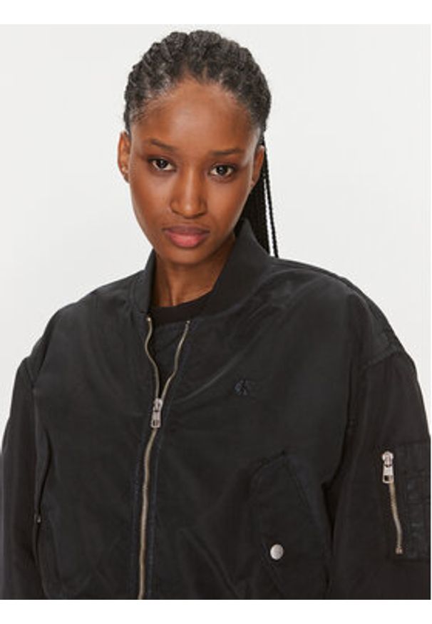 Calvin Klein Jeans Kurtka bomber J20J221378 Czarny Relaxed Fit. Kolor: czarny. Materiał: syntetyk
