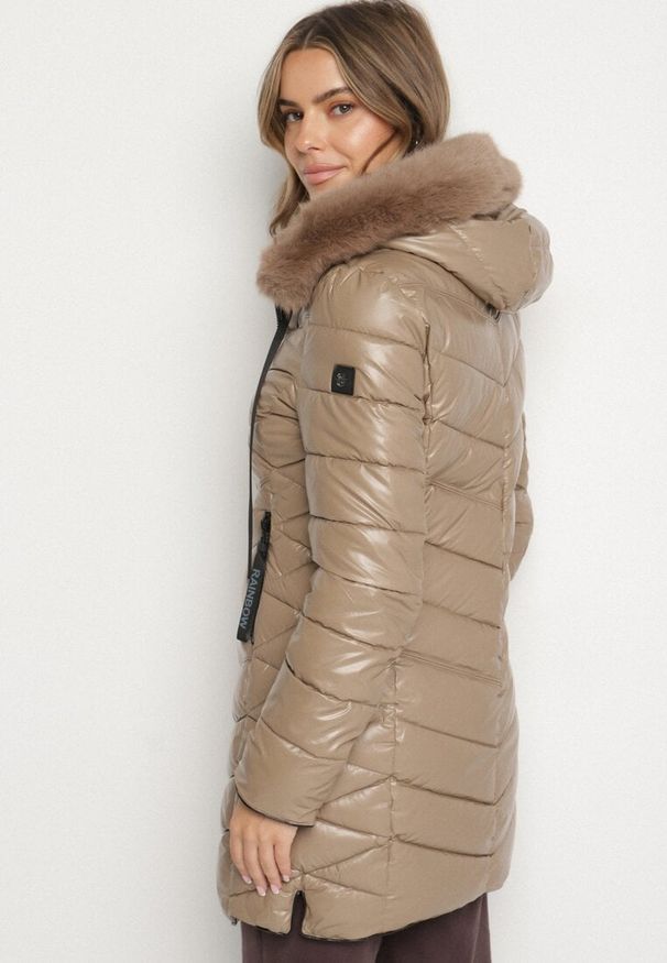 Born2be - Brązowa Pikowana Kurtka o Taliowanym Kroju z Kapturem z Futerkiem Naleanna. Okazja: na co dzień. Typ kołnierza: kaptur. Kolor: brązowy. Materiał: futro. Styl: casual