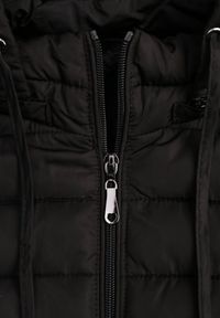 Renee - Czarna Kurtka Ozdobiona Pikowaniem Wykończona Sznurkami i Kapturem Mivissa. Okazja: na spacer, na co dzień. Kolor: czarny. Materiał: jeans. Wzór: aplikacja. Styl: casual, sportowy #6