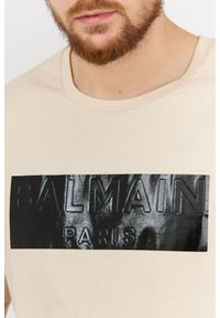 Balmain - BALMAIN Beżowy t-shirt męski z aplikacją z logo. Kolor: beżowy. Materiał: prążkowany. Wzór: aplikacja #4