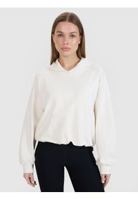 4f - 4F Bluza dresowa cropped nierozpinana z kapturem damska 4F x Anna Lewandowska - biała XL. Okazja: na co dzień. Typ kołnierza: kaptur. Kolor: biały. Materiał: dresówka. Długość rękawa: raglanowy rękaw. Wzór: gładki, ze splotem. Styl: sportowy, elegancki, casual
