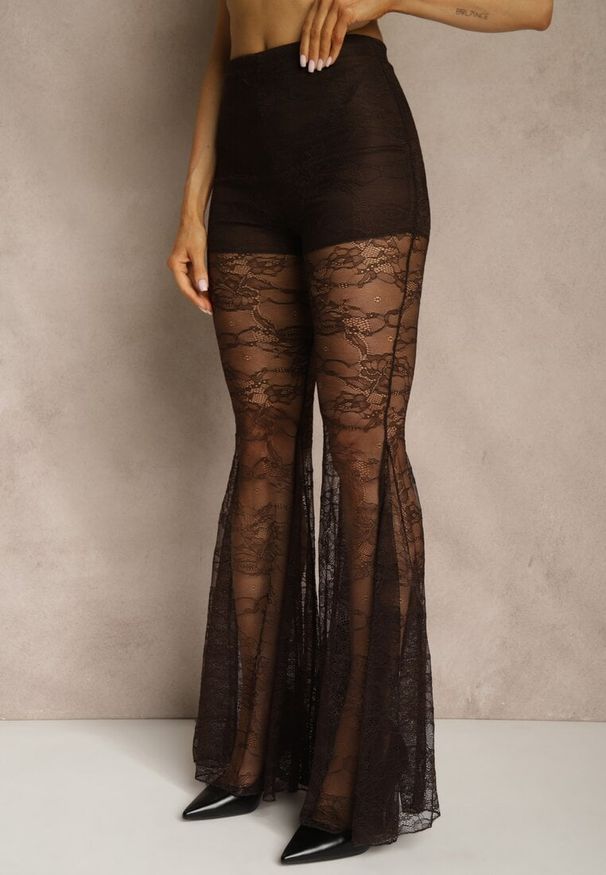 Renee - Brązowe Spodnie High Waist o Kroju Dzwonów z Koronki Ferella. Okazja: na randkę. Stan: podwyższony. Kolor: brązowy. Materiał: koronka. Wzór: koronka. Styl: klasyczny, elegancki
