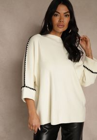 Renee - Jasnobeżowy Sweter Ozdobiony Lamówką na Rękawach Tusenna. Okazja: na co dzień. Kolor: beżowy. Materiał: jeans. Wzór: aplikacja. Styl: casual, elegancki, wizytowy #1