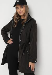 Born2be - Czarna Kurtka Parka z Odpinanym Kapturem i Troczkami w Talii Fesslora. Okazja: na spacer, na co dzień. Kolor: czarny. Materiał: wełna, jeans. Długość: długie. Styl: elegancki, casual #4