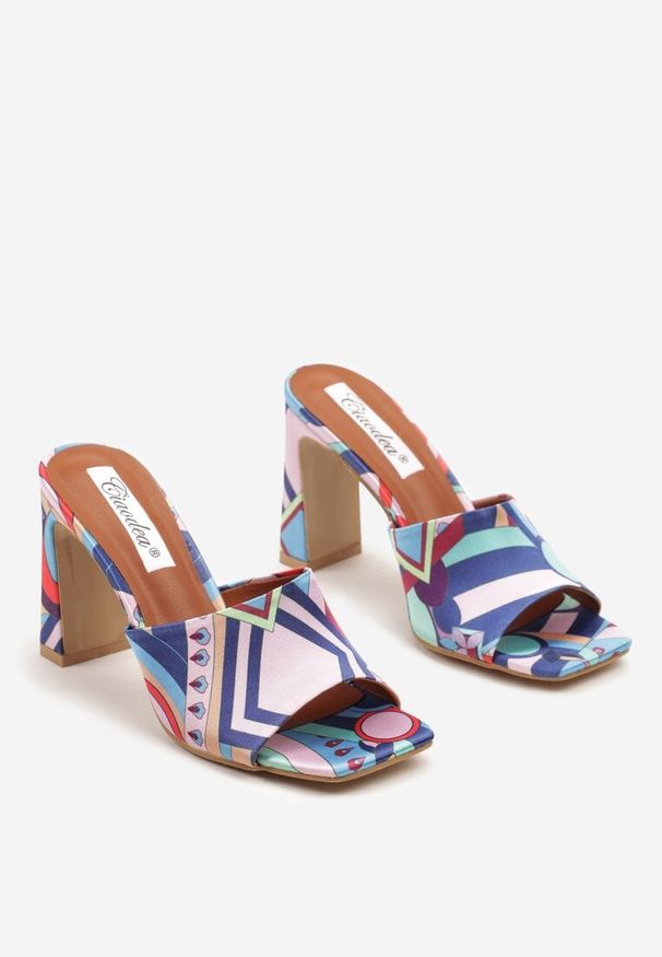 Born2be - Różowe Klapki na Obcasie z Geometrycznym Wzorem Sizana. Okazja: na co dzień. Kolor: różowy. Materiał: jeans. Wzór: geometria. Obcas: na obcasie. Styl: casual. Wysokość obcasa: średni