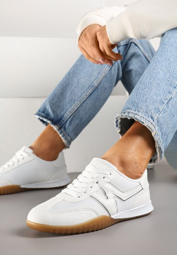 Born2be - Białe Sneakersy Tenisówki z Ozdobną Boczną Naszywką Ranilsa. Okazja: na co dzień. Kolor: biały. Materiał: jeans. Wzór: aplikacja. Obcas: na płaskiej podeszwie