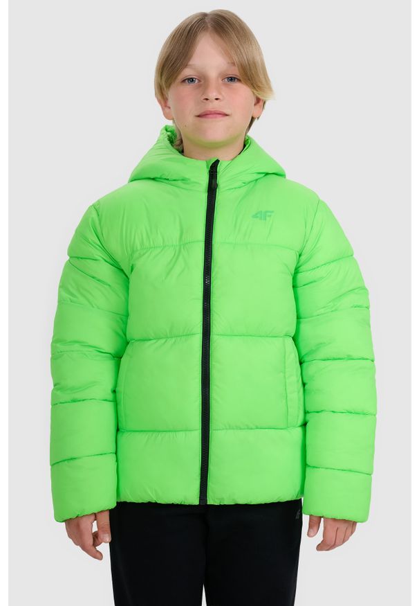 4f - 4F Kurtka puchowa z wypełnieniem syntetycznym chłopięca - zielona 122 (6-7 lat). Okazja: na co dzień. Typ kołnierza: kaptur. Kolor: zielony. Materiał: puch, syntetyk. Sezon: lato. Styl: casual, klasyczny, sportowy