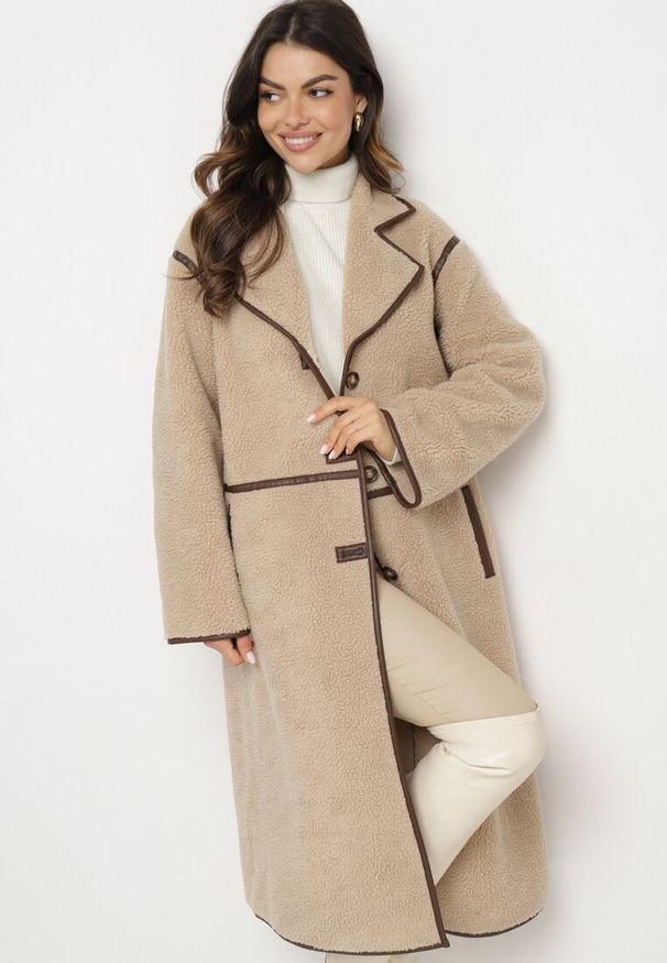 Born2be - Beżowy Jednorzędowy Płaszcz z Futerka Typu Baranek z Ozdobnymi Przeszyciami Zinnamira. Okazja: na co dzień. Kolor: beżowy. Materiał: futro. Długość rękawa: długi rękaw. Długość: długie. Styl: casual, elegancki, klasyczny, wizytowy