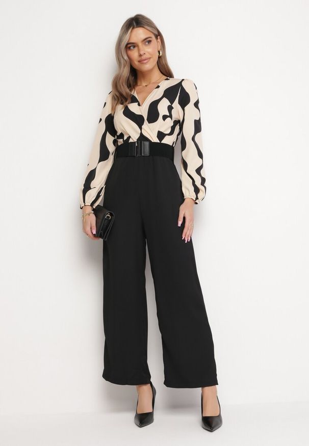 Born2be - Beżowy Kombinezon z Kopertowym Dekoltem i Paskiem Freselam. Okazja: na spotkanie biznesowe, do pracy, na co dzień. Kolor: beżowy. Długość rękawa: długi rękaw. Długość: długie. Styl: elegancki, casual, klasyczny, biznesowy