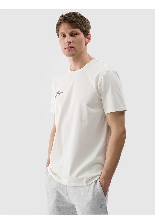 4f - T-shirt z nadrukiem męski - kremowy. Okazja: na co dzień. Kolor: beżowy. Materiał: dzianina, bawełna, jersey. Długość rękawa: krótki rękaw. Długość: krótkie. Wzór: nadruk. Styl: sportowy, casual