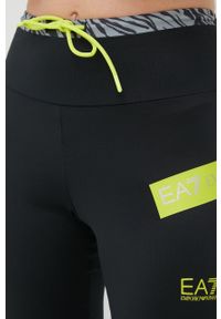 EA7 Emporio Armani legginsy Training damskie kolor czarny z nadrukiem. Stan: podwyższony. Kolor: czarny. Wzór: nadruk